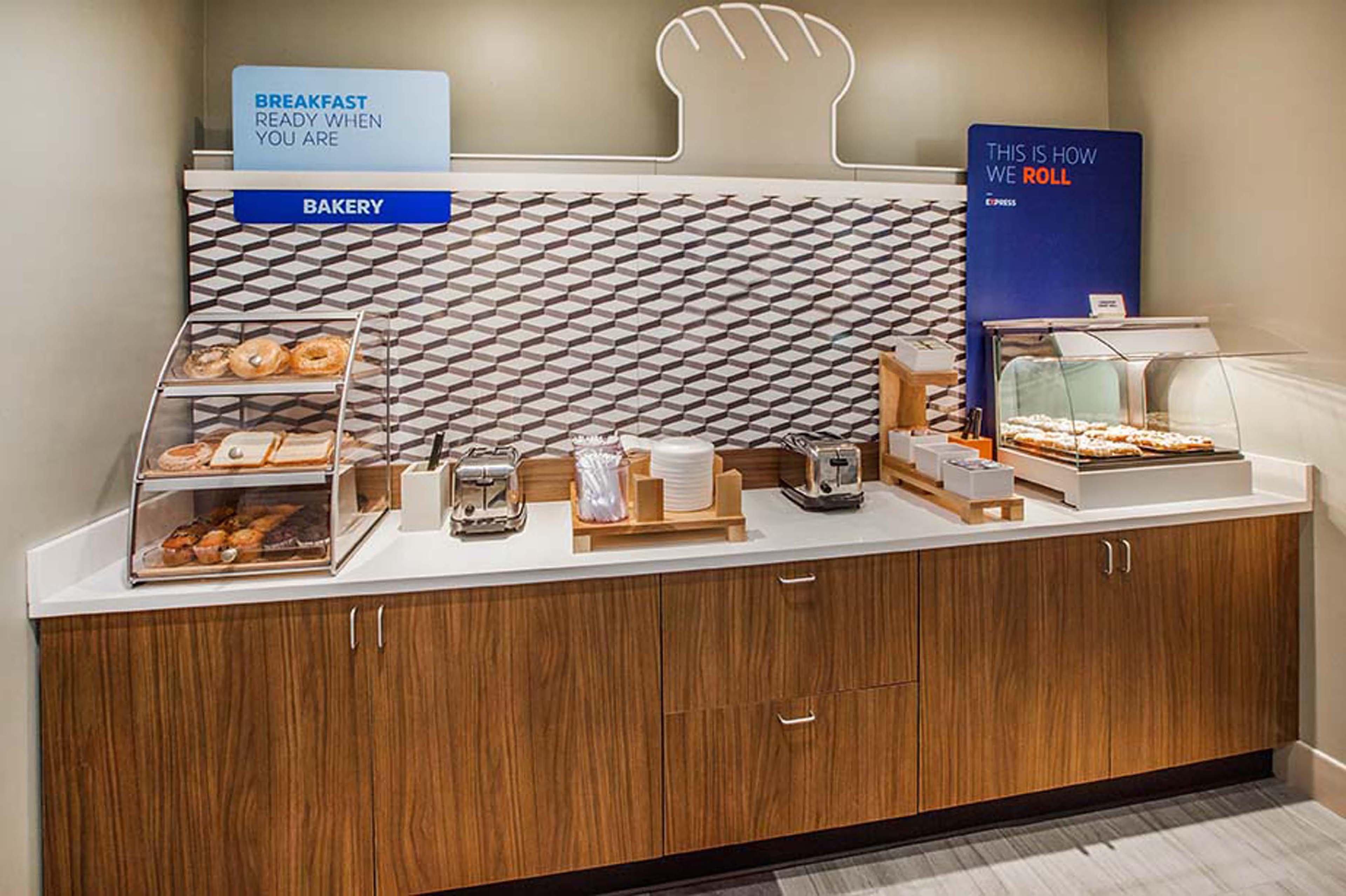Holiday Inn Express & Suites - Oxford By Ihg Екстериор снимка