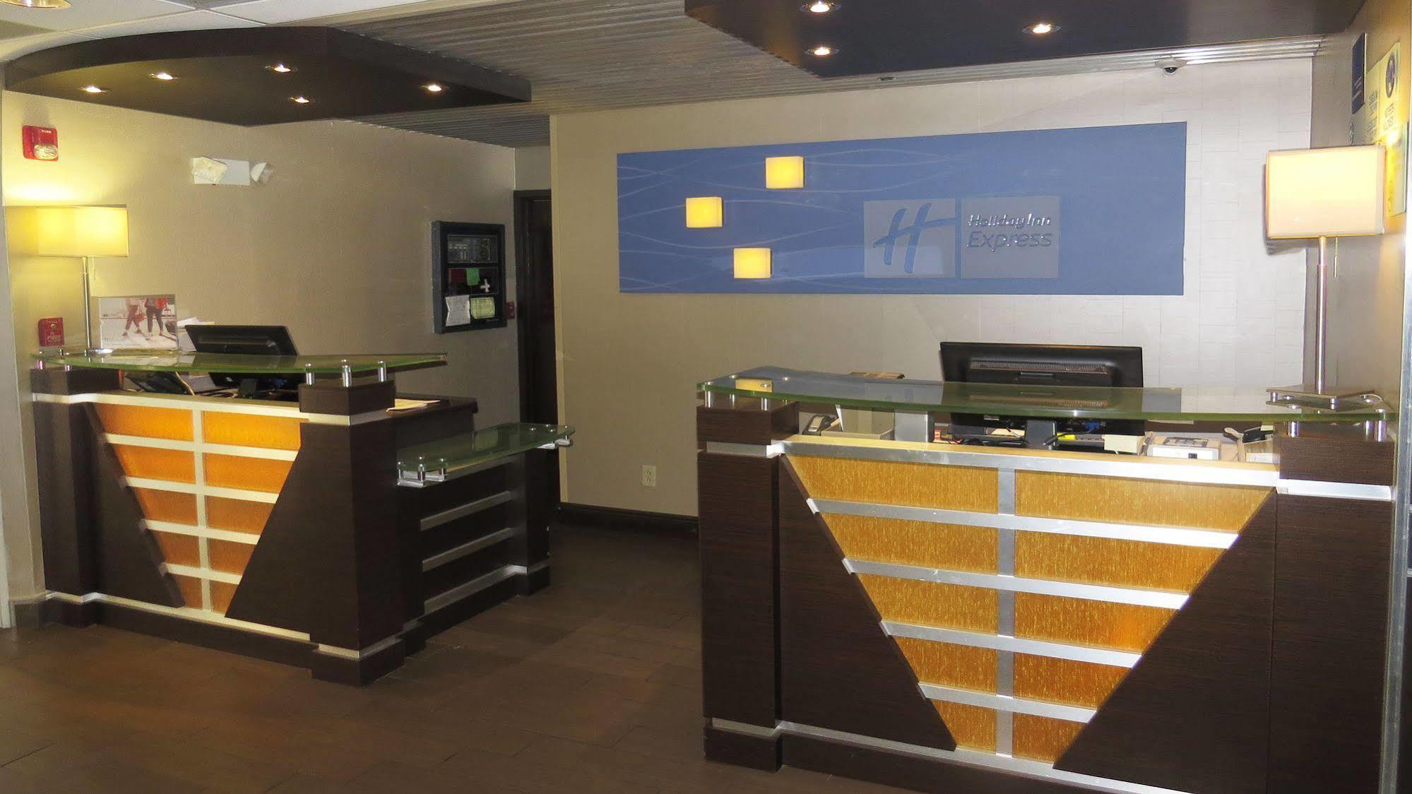 Holiday Inn Express & Suites - Oxford By Ihg Екстериор снимка