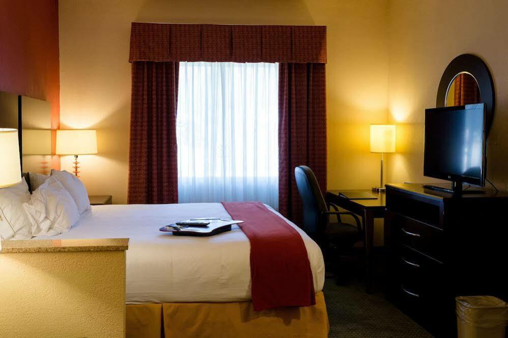 Holiday Inn Express & Suites - Oxford By Ihg Екстериор снимка