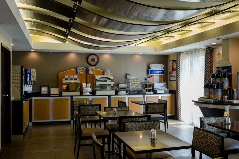 Holiday Inn Express & Suites - Oxford By Ihg Екстериор снимка